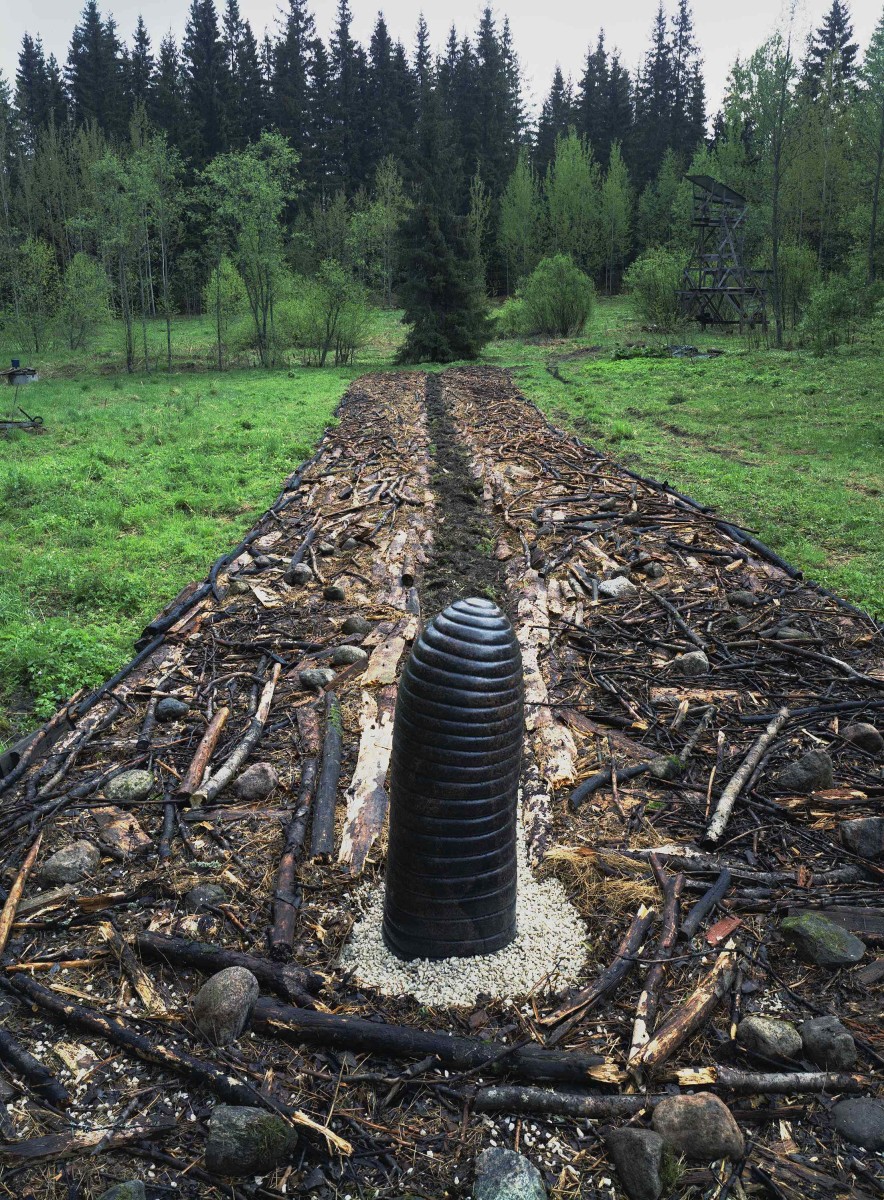 Land art-Earthworm field1